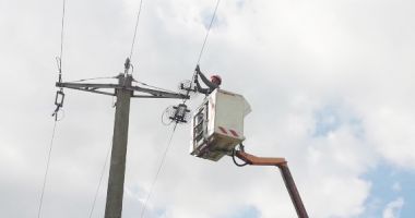 Stire din Social : Echipamente pentru protejarea păsărilor, montate pe stâlpii din Dobrogea