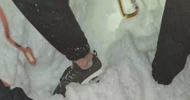 Stire din Eveniment : Turist echipat necorespunzător, găsit de salvamontiști, în zăpadă: „Un pas greșit și nu mai aveam pe cine salva”