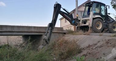 Stire din Social : Pregătiri pentru ploile de toamnă. Echipele Apelor Române curăţă văile pentru a preveni inundaţiile