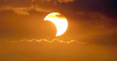 Stire din Social : Cum ne afectează eclipsa de soare care va avea loc azi