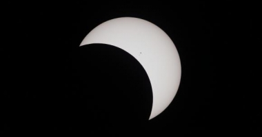 Stire din Actualitate : O femeie care a urmărit eclipsa solară fără protecție a dezvoltat o ''semilună neagră'' în câmpul vizual
