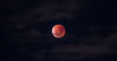 ECLIPSA TOTALĂ DE LUNĂ: A început cea mai lungă eclipsă de lună din acest secol