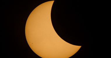 Stire din Cultură-Educație : Observații astronomice asupra eclipsei parțiale de soare în curtea Academiei Române