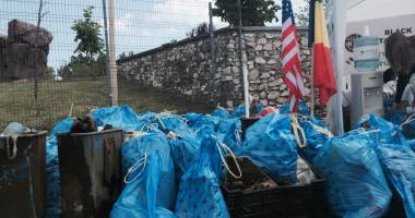 Stire din Social : Galerie foto. Peste 500 de saci cu deșeuri, adunate din Parcul Tăbăcărie