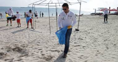 Lecție de implicare de la americani. Militarii și diplomații au făcut curățenie pe plaja din Mamaia - 5
