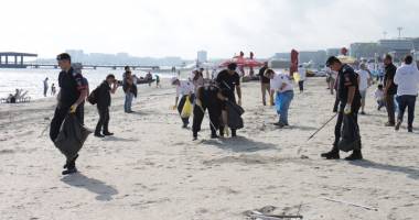 Lecție de implicare de la americani. Militarii și diplomații au făcut curățenie pe plaja din Mamaia - 6