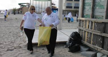 Lecție de implicare de la americani. Militarii și diplomații au făcut curățenie pe plaja din Mamaia - 7
