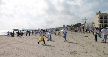 Lecție de implicare de la americani. Militarii și diplomații au făcut curățenie pe plaja din Mamaia - 8