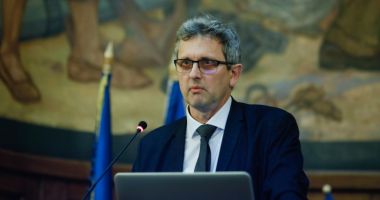 Stire din Social : Economistul-șef al BNR: „Nu vă mai așteptați să vă crească nivelul de trai. Refolosiți lucruri, călătoriți cu trenul, nu cu avionul”