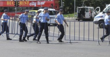 Bărbat, prins cu un cuțit asupra sa în Piața Victoriei