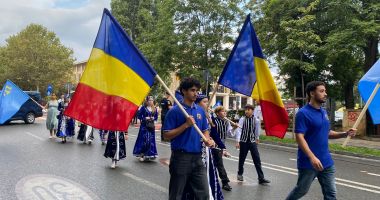 Paradă pe bulevardul Tomis. Comunitatea Turco-Tătară defilează pe străzile din Constanța - 12