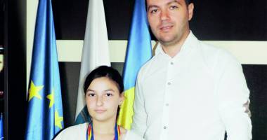 Stire din Politică-Administrație : Primarul George Scupra a premiat-o pe halterofila Bianca Andreea Stanciu