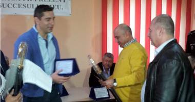 Stire din Politică-Administrație : Edilul Valentin Saghiu a oferit plachete celor trei polițiști din Murfatlar care s-au pensionat