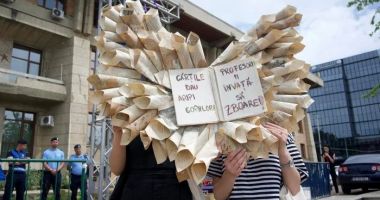 Stire din Cultură-Educație : Peste 300 profesori, scriitori și artiști cer Guvernului Bolojan oprirea austerității