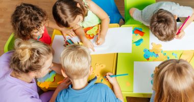 Stire din Eveniment : Educatoarea care a bătut șase copii la o grădiniță a fost trimisă în judecată