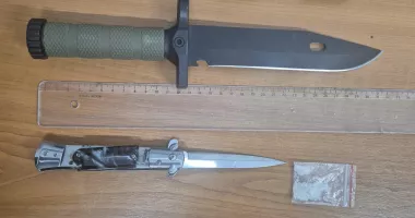 Stire din Eveniment : Tineri prinși la Constanța cu arme albe și droguri în buzunare
