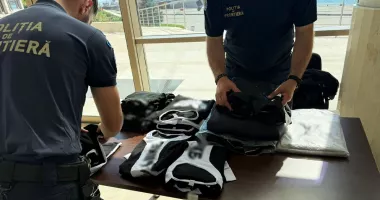 Marfă suspectă contrafăcută în valoare de peste 100.000 de lei descoperită la Mangalia într-un autocar - 4