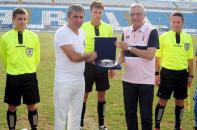 Stire din Sport : Hagi a primit o plachetă de la Mircea Sandu