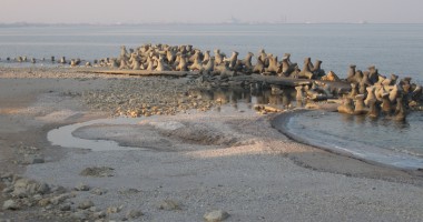Stire din Social : Plaja din Eforie arată ca după bombardamente