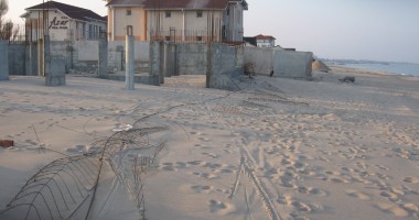 Plaja din Eforie arată ca după bombardamente - 2
