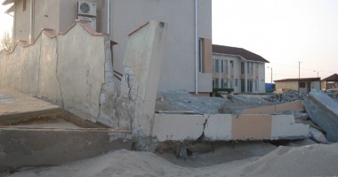 Plaja din Eforie arată ca după bombardamente - 5