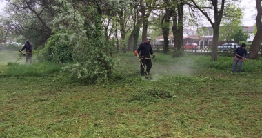 Continuă curățenia la Eforie. Se toaletează spațiul verde de la Biserica Sf. Ioan Botezătorul - 2