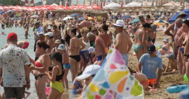 Stire din Economie : Vacanța a umplut stațiunea Eforie! Plajele sunt pline, beach-barurile lipsesc