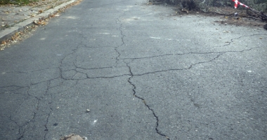 Locuitorii unei străzi din Eforie, în pericol: s-a surpat malul Lacului Techirghiol. Primarul caută soluții - 5