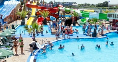 Stire din Social : Vara asta strigăm "Pârtieeee!" pe toboganele de la Eforie Aqua Park