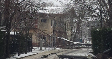 Stire din Social : Stâlpi de electricitate, căzuți în centrul stațiunii Eforie Nord