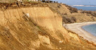 Faleza din Eforie Sud continuă să se prăbușească