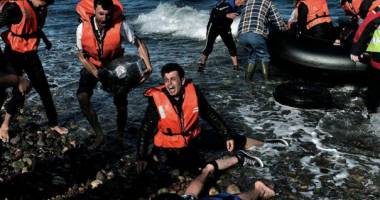 Stire din Actualitate : Criza refugiaților / Patru imigranți, între care două fetițe, au murit încercand să ajungă din Turcia în Grecia