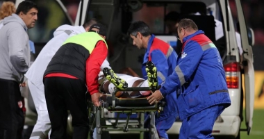 Stire din Sport : Se putea evita tragedia? "Ambulanța care l-a transportat pe Ekeng la spital nu era una de intervenție, ci de transport"