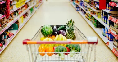 Stire din Social : Românii strâng cureaua la raft. Tot mai mulți caută soluții pentru a economisi la alimente
