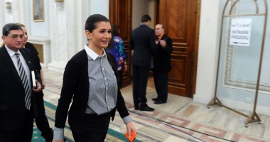 Stire din Politică-Administrație : UPDATE / Președintele României a primit "nobilul titlu de bunic". Iată prima fotografie cu fetița Elenei Băsescu