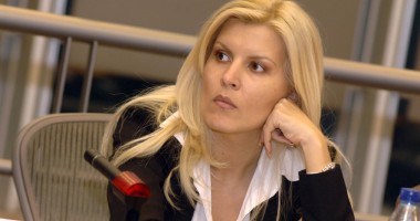 Stire din Politică-Administrație : Udrea critică lansarea lui Ponta, "acest acest Kim Jong Un al României"