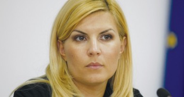 Stire din Politică-Administrație : Elena Udrea: Remanierea se face, nu se discută