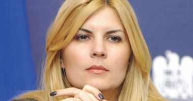 Stire din Politică-Administrație : "Se teme pentru soția sa" / De ce nu o schimbă Iohannis pe Kovesi