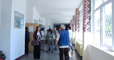 Stire din Cetățenești : De ce se bat elevii ca "chiorii"  la școală?