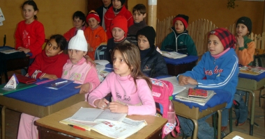 Toți elevii vor primi fructe și lapte, la școală