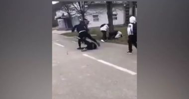Stire din Eveniment : Elevul de 15 ani care şi-a bătut colegul lângă liceu este monitorizat și nu se poate apropia de victimă