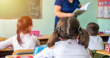 Stire din Eveniment : Scene șocante la școală! Un elev de 9 ani a spart geamurile din clasă și a amenințat profesorul
