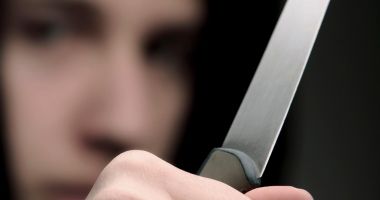 Stire din Eveniment : Un elev de şi-a atacat colegul cu un cuţit. Ar fi fost hărţuit în repetate rânduri şi a încercat să se răzbune
