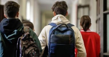 Elev de 15 ani prins în timp ce vindea droguri colegilor în școală
