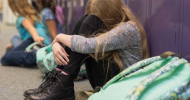 Stire din Eveniment : Bătaia în școli devine o normalitate. O elevă de 13 ani, călcată pe cap și bătută în timp ce colegii o filmau