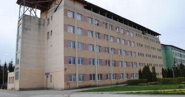 Stire din Eveniment : Elevă de 15 ani, la spital cu multiple fracturi după ce a căzut de la etaj, din clădirea internatului