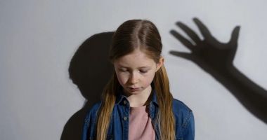 Stire din Eveniment : Elevă trasă de păr și umilită în timpul unei activități școlare, chiar de învățătoarea ei