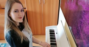 La 18 ani, Denisa Ștefania Lucan cucerește cu vocea ei minunată