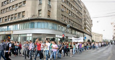 Stire din Social : Paradă în București. 10.000 de elevi mărșăluiesc prin Capitală