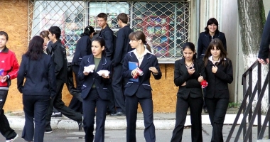 Elevii acuză Guvernul că încurajează abandonul